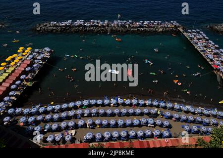 Une vue aérienne sur les clubs de plage de Sorrento, dans le sud de l'Italie, offrant aux touristes et aux habitants une zone de baignade et de baignade sûre. Banque D'Images