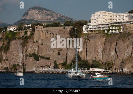 Le Grand Hotel Riviera est perché sur les falaises de Sorrento, en Italie, avec vue sur le golfe de Naples et le port. Banque D'Images