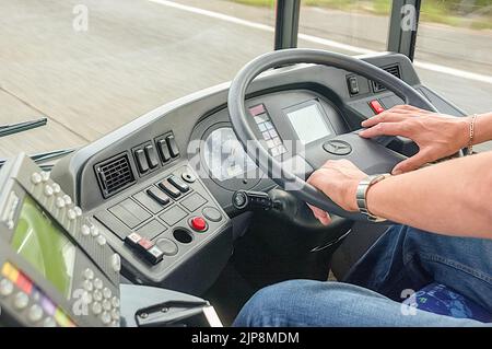 Conduite du bus avec les mains sur le volant en contrôle total Banque D'Images