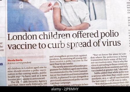 « Les enfants de Londres ont offert le vaccin contre la polio pour enrayer la propagation du virus » Guardian article en tête 11 août 2022 Londres Angleterre Royaume-Uni Banque D'Images