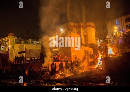 Crémation rituelle brûlante pyres funéraires à Harishchandra Ghat, Varanasi, Banaras, Benaras, Kashi, Uttar Pradesh, Inde Banque D'Images