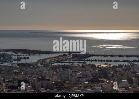 Une belle vue sur la mer et une ville au coucher du soleil à Sant Carles de la Rapita, Catalogne Banque D'Images