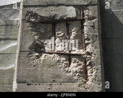 barres de résistance corrodées dans un mur en béton armé Banque D'Images