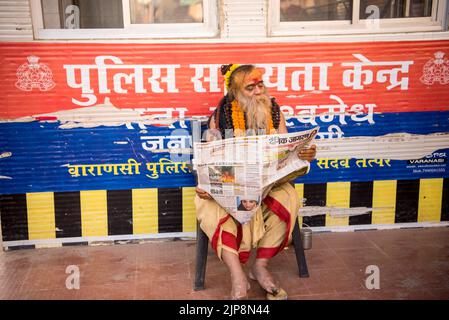 Sadhu lisant le journal hindi, Varanasi, Banaras, Benaras, Kashi, Uttar Pradesh, Inde Banque D'Images