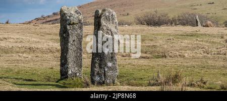 Une image panoramique des deux pierres debout connues sous le nom de Pipers sur le robuste Bodmin Moor à Cornwall, au Royaume-Uni. Banque D'Images