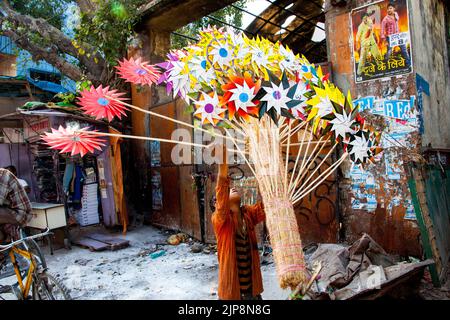 Fournisseur de pinwheel de papier, wheel pinwheel auker, Varanasi, Banaras, Benaras, Kashi, Uttar Pradesh, Inde Banque D'Images