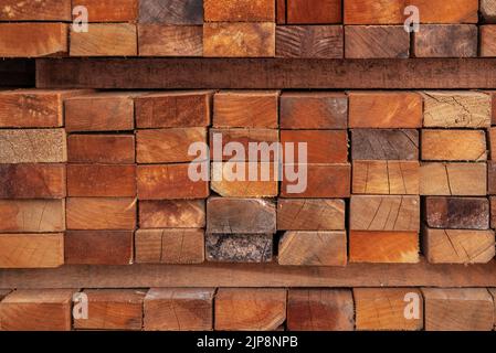 Pile de bois d'œuvre dans une scierie. Matériaux en bois pour l'industrie de la construction. Pile de stockage de bois dans l'entrepôt. Bois industriel. Gros plan sur les panneaux en bois Banque D'Images