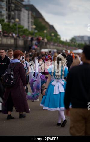 Photo verticale des personnes célébrant la journée du Japon à Düsseldorf, en Allemagne Banque D'Images