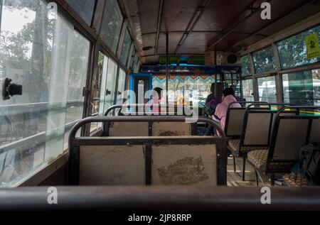 7 mars 2022. Dehradun Uttarakhand Inde. À l'intérieur d'un bus de transport public en mouvement avec des passagers portant un masque. Banque D'Images