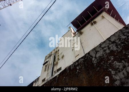 7 mars 2022. Dehradun Uttarakhand Inde. Un gros plan d'un arrière d'un grand bâtiment avec des tuyaux en bas et de grandes fenêtres. Banque D'Images