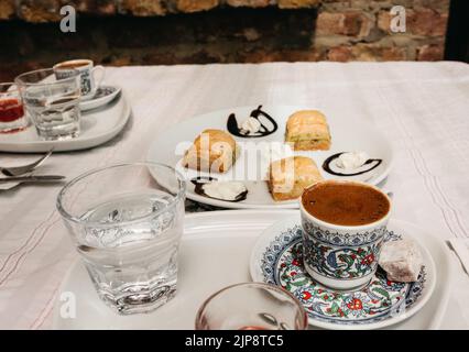 Café turc avec délices turcs sur une table dans un café à Istanbul, Turquie Banque D'Images