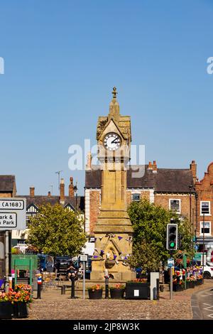 Place du marché et tour de l'horloge, Thirsk, North Yorkshire, Angleterre. Banque D'Images