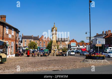 Place du marché et tour de l'horloge, Thirsk, North Yorkshire, Angleterre. Banque D'Images