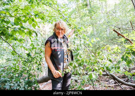 Hessisch Oldendorf, Allemagne. 16th août 2022. Barbara Otte-Kinast (CDU), ministre de l'Agriculture de Basse-Saxe, traverse la forêt naturelle de Süntel. Une forêt naturelle se développe naturellement sans influence humaine. Le Süntel est une chaîne de montagnes qui contient la plus grande forêt naturelle en dehors du parc national de Harz sur environ 1300 hectares. Credit: Michael Matthey/dpa/Alay Live News Banque D'Images