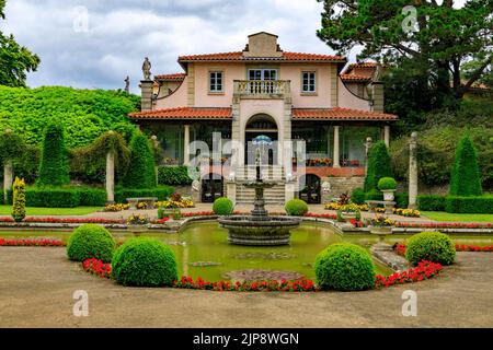 Plantation colorée en face de la façade de la villa italienne dans le jardin italien de Compton Acres Gardens, Poole, Dorset, Angleterre, Royaume-Uni Banque D'Images