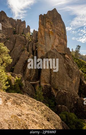 Randonnée en direction du tunnel dans le parc national des Pinnacles Banque D'Images