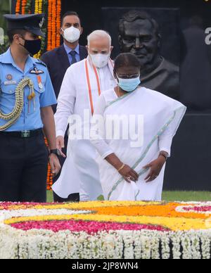 New Delhi, Inde. 16th août 2022. Le président indien Droupadi Murmu rend hommage à l'ancien Premier ministre Atal Bihari Vajpayee pour son quatrième anniversaire de mort, à 'Sadaav Atal', mémorial de Vajpayee. En 1996, Atal Bihari Vajpayee a pris la tête du premier ministre de l'Inde pendant une courte période et du premier ministre pendant six ans entre 1998-2004 et est décédé en 2018 à l'âge de 93 ans. Il a reçu le plus haut honneur civil de l'Inde, le Bharat Ratna en 2015 et a également reçu le deuxième plus grand honneur civil du pays, le Padma Vibhushan en 1992. Crédit : SOPA Images Limited/Alamy Live News Banque D'Images