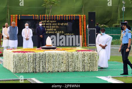 New Delhi, Inde. 16th août 2022. Le président indien Droupadi Murmu rend hommage à l'ancien Premier ministre Atal Bihari Vajpayee pour son quatrième anniversaire de mort, à 'Sadaav Atal', mémorial de Vajpayee. En 1996, Atal Bihari Vajpayee a pris la tête du premier ministre de l'Inde pendant une courte période et du premier ministre pendant six ans entre 1998-2004 et est décédé en 2018 à l'âge de 93 ans. Il a reçu le plus haut honneur civil de l'Inde, le Bharat Ratna en 2015 et a également reçu le deuxième plus grand honneur civil du pays, le Padma Vibhushan en 1992. Crédit : SOPA Images Limited/Alamy Live News Banque D'Images