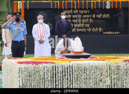 New Delhi, Inde. 16th août 2022. Le président indien Droupadi Murmu rend hommage à l'ancien Premier ministre Atal Bihari Vajpayee pour son quatrième anniversaire de mort, à 'Sadaav Atal', mémorial de Vajpayee. En 1996, Atal Bihari Vajpayee a pris la tête du premier ministre de l'Inde pendant une courte période et du premier ministre pendant six ans entre 1998-2004 et est décédé en 2018 à l'âge de 93 ans. Il a reçu le plus haut honneur civil de l'Inde, le Bharat Ratna en 2015 et a également reçu le deuxième plus grand honneur civil du pays, le Padma Vibhushan en 1992. Crédit : SOPA Images Limited/Alamy Live News Banque D'Images