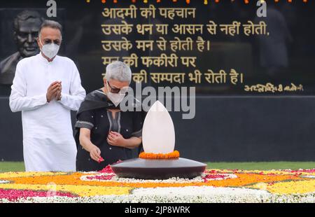 Namita Kaul Bhattacharya, fille nourricier d'Atal Bihari Vajpayee rend hommage floral à l'ancien Premier ministre Atal Bihari Vajpayee pour son quatrième anniversaire de mort, à 'Sadaiv Atal', mémorial de Vajpayee. En 1996, Atal Bihari Vajpayee a pris la tête du premier ministre de l'Inde pendant une courte période et du premier ministre pendant six ans entre 1998-2004 et est décédé en 2018 à l'âge de 93 ans. Il a reçu le plus haut honneur civil de l'Inde, le Bharat Ratna en 2015 et a également reçu le deuxième plus grand honneur civil du pays, le Padma Vibhushan en 1992. Banque D'Images