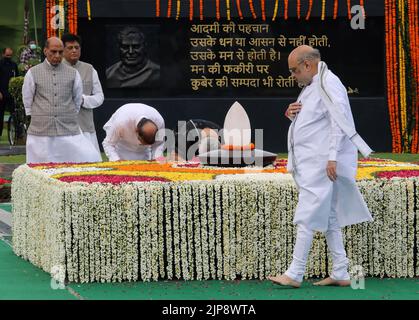 Namita Kaul Bhattacharya, fille nourricier d'Atal Bihari Vajpayee avec son mari rend hommage à l'ancien Premier ministre Atal Bihari Vajpayee pour son quatrième anniversaire de mort, à 'Sadaiv Atal', mémorial de Vajpayee. En 1996, Atal Bihari Vajpayee a pris la tête du premier ministre de l'Inde pendant une courte période et du premier ministre pendant six ans entre 1998-2004 et est décédé en 2018 à l'âge de 93 ans. Il a reçu le plus haut honneur civil de l'Inde, le Bharat Ratna en 2015 et a également reçu le deuxième plus grand honneur civil du pays, le Padma Vibhushan en 1992. Banque D'Images