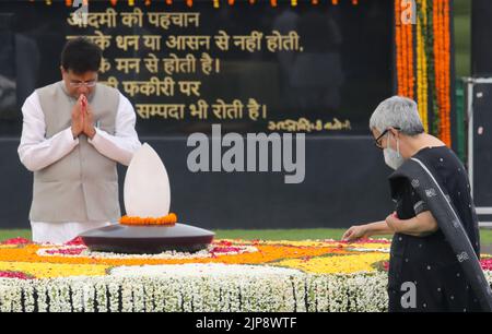 Namita Kaul Bhattacharya, fille nourricier d'Atal Bihari Vajpayee (tissu noir) rend hommage à l'ancien Premier ministre Atal Bihari Vajpayee pour son quatrième anniversaire de mort, à 'Sadaiv Atal', mémorial de Vajpayee. En 1996, Atal Bihari Vajpayee a pris la tête du premier ministre de l'Inde pendant une courte période et du premier ministre pendant six ans entre 1998-2004 et est décédé en 2018 à l'âge de 93 ans. Il a reçu le plus haut honneur civil des Indiaís, le Bharat Ratna en 2015, et a également reçu le deuxième plus haut honneur civil du pays, le Padma Vibhushan en 1992. Banque D'Images