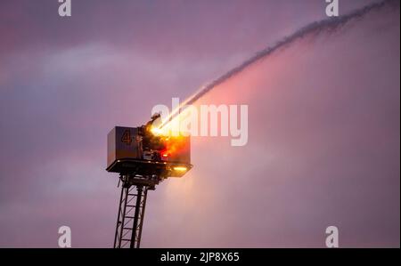 Le service d'incendie d'Austin travaille à mettre un feu au complexe d'appartements Balcones Woods à Austin, Texas sur 15 août 2022. (Photo par: Stephanie Tacy/SIPA USA) Banque D'Images