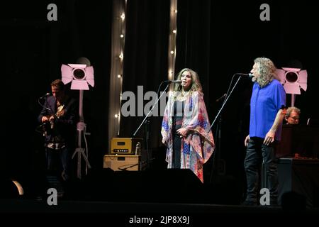 Alison Krauss et Robert Plant collaborent pour réaliser un mélange inspirant et idiosyncratique de rock, folk, blues, bluegrass, country, Et métal devant des milliers de fans à Rady Shell le lundi 15 août, à San Diego, Calif (Rishi Deka/Sipa USA). Credit: SIPA USA/Alay Live News Banque D'Images