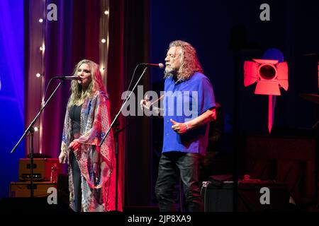 Alison Krauss et Robert Plant collaborent pour réaliser un mélange inspirant et idiosyncratique de rock, folk, blues, bluegrass, country, Et métal devant des milliers de fans à Rady Shell le lundi 15 août, à San Diego, Calif (Rishi Deka/Sipa USA). Credit: SIPA USA/Alay Live News Banque D'Images