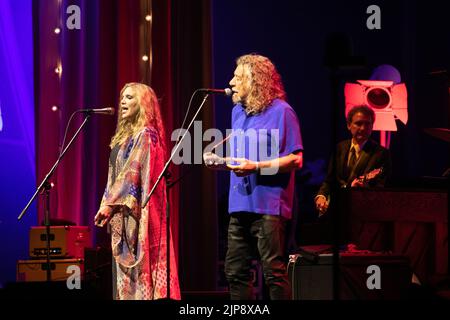 Alison Krauss, Robert Plant et Viktor Krauss collaborent pour réaliser un mélange inspirant et idiosyncratique de rock, folk, blues, bluegrass, country, Et métal devant des milliers de fans à Rady Shell le lundi 15 août, à San Diego, Calif (Rishi Deka/Sipa USA). Credit: SIPA USA/Alay Live News Banque D'Images