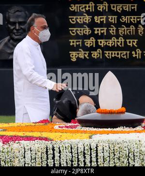 Namita Kaul Bhattacharya, fille nourricier d'Atal Bihari Vajpayee rend hommage floral à l'ancien Premier ministre Atal Bihari Vajpayee pour son quatrième anniversaire de mort, à 'Sadaiv Atal', mémorial de Vajpayee. En 1996, Atal Bihari Vajpayee a pris la tête du premier ministre de l'Inde pendant une courte période et du premier ministre pendant six ans entre 1998-2004 et est décédé en 2018 à l'âge de 93 ans. Il a reçu le plus haut honneur civil de l'Inde, le Bharat Ratna en 2015 et a également reçu le deuxième plus grand honneur civil du pays, le Padma Vibhushan en 1992. (Photo de Naveen Sharma / SOPA Images / Sipa USA) Banque D'Images