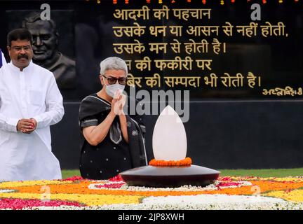 Namita Kaul Bhattacharya, fille nourricier d'Atal Bihari Vajpayee rend hommage floral à l'ancien Premier ministre Atal Bihari Vajpayee pour son quatrième anniversaire de mort, à 'Sadaiv Atal', mémorial de Vajpayee à New Delhi. En 1996, Atal Bihari Vajpayee a pris la tête du premier ministre de l'Inde pendant une courte période et du premier ministre pendant six ans entre 1998-2004 et est décédé en 2018 à l'âge de 93 ans. Il a reçu le plus haut honneur civil des Indiaís, le Bharat Ratna en 2015, et a également reçu le deuxième plus haut honneur civil du pays, le Padma Vibhushan en 1992. (Photo par Naveen Sharma / SOPA image Banque D'Images