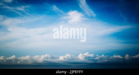 Atmosphère panorama photo réelle beauté nature papier peint. Fantastique vue sur le ciel nuages cumulus cirrus ligne stratus. Fond d'écran design comme Banque D'Images