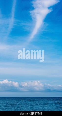 Atmosphère PANORAMA VERTICAL photo réelle beauté nature papier peint. Fantastique vue ciel nuages cumulus cirrus stratus mer horizon ligne. Papier peint Banque D'Images