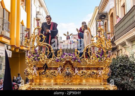 Huelva, Espagne - 10 avril 2022: Trône ou plate-forme de l'odepa de la Santa Cena (dernière Cène) en procession de la semaine Sainte Banque D'Images