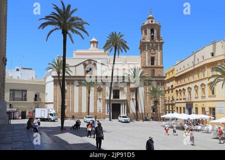 CADIX, ESPAGNE - 22 MAI 2017 : c'est l'église de Santiago sur la place de la cathédrale de la ville. Banque D'Images