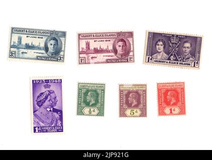 Une sélection de vieux timbres-poste à la menthe des îles Gilbert et Ellice sur fond blanc. Banque D'Images