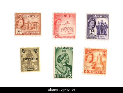 Une sélection de vieux timbres-poste à la menthe de Malte sur fond blanc. Banque D'Images