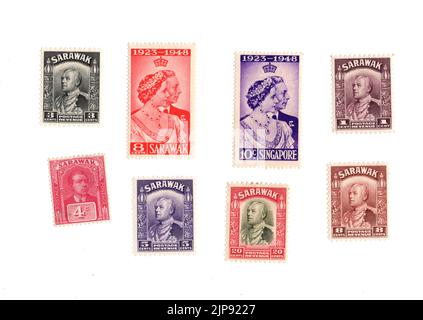 Une sélection de timbres-poste à la menthe de Sarawak sur fond blanc. Banque D'Images