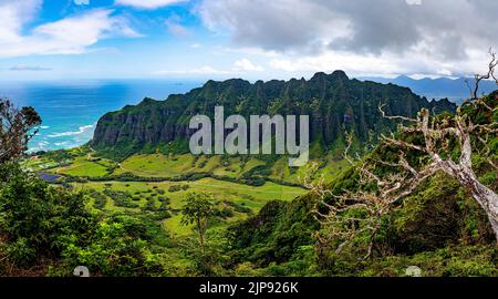Vue magnifique sur la vallée et la chaîne de montagnes au Kualoa Ranch à Oahu, Hawaï, où le parc Jurassic a été filmé Banque D'Images
