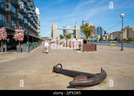 Thames Path et restaurants sous Butler's Wharf, bâtiment historique à Shad Thames sur la rive sud de la Tamise, près du Tower Bridge de Londres. Marcher Banque D'Images