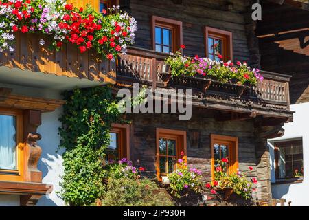 Balcons fleuris sur les maisons des alpes Banque D'Images