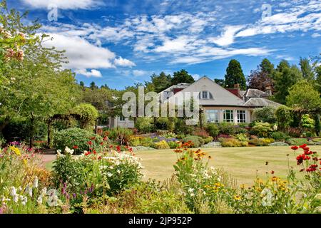 PERTH CITY SCOTLAND RODNEY JARDINS MAISON ET LITS DE FLEURS AVEC DES FLEURS TRÈS COLORÉES Banque D'Images