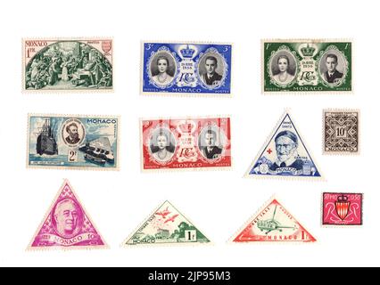 Une sélection de timbres-poste à la menthe de Monaco sur fond blanc. Banque D'Images