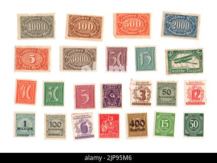 Une sélection de vieux timbres-poste à la menthe de l'Allemagne sur fond blanc. Banque D'Images