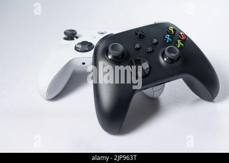 Ivano-Frankivsk, Ukraine 14 août 2022: Manette de jeu manette sans fil Xbox de Microsoft, deux contrôleurs noir et blanc sur fond blanc, manettes de jeu Banque D'Images