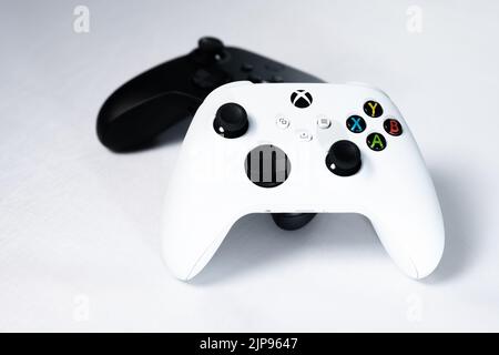 Ivano-Frankivsk, Ukraine 14 août 2022: Manette de jeu manette sans fil Xbox de Microsoft, deux contrôleurs noir et blanc sur fond blanc, manettes de jeu Banque D'Images