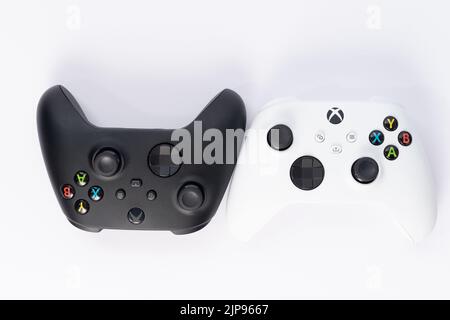 Ivano-Frankivsk, Ukraine 14 août 2022: Manette de jeu manette sans fil Xbox de Microsoft, deux contrôleurs noir et blanc sur fond blanc, manettes de jeu Banque D'Images