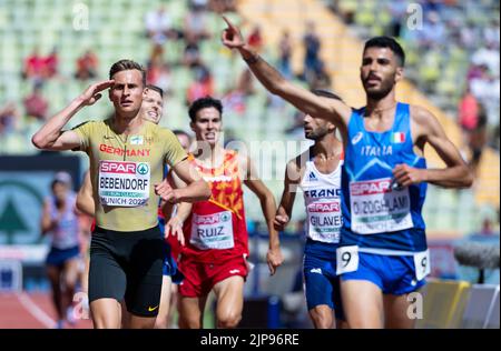 Munich, Allemagne. 16th août 2022. Championnats d'Europe, Athlétisme, 3000m steeplechase, chaleur préliminaire, hommes au stade olympique. Karl Bebendorf (l) d'Allemagne traverse la ligne d'arrivée derrière Oussama Zoghlami d'Italie. Credit: Sven Hoppe/dpa/Alay Live News Banque D'Images