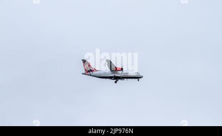 Dundee, Tayside, Écosse, Royaume-Uni. 16th août 2022. Météo au Royaume-Uni: Couvert, jour humide avec des averses éparses et une température atteignant 19°C. Le temps s'est apaisé aujourd'hui, permettant à un avion à deux hélices de Loganair d'atterrir à l'aéroport de Dundee, situé le long du fleuve, après une journée d'orages violents et de dérives torrentielles au nord-est de l'Écosse. Crédit : Dundee Photographics/Alamy Live News Banque D'Images